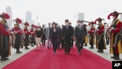 La presidenta de la Cámara de Representantes de EEUU, Nancy Pelosi (centro, izquierda), y su homólogo surcoreano, Kim Jin Pyo (centro, derecha), pasan revista a la guardia de honor a su llegada a la Asamblea Nacional, en Seúl, Corea del Sur, el 4 de agosto de 2022. 