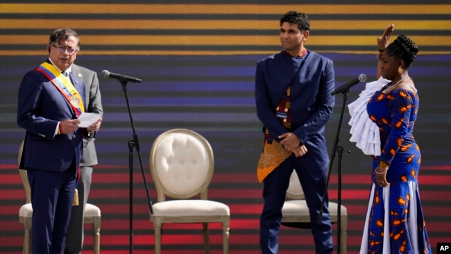 La nueva vicepresidenta, Francia Márquez, toma juramento del presidente de Colombia, Gustavo Petro, en Bogotá, Colombia, el domingo 7 de agosto de 2022. (Foto AP/Fernando Vergara)