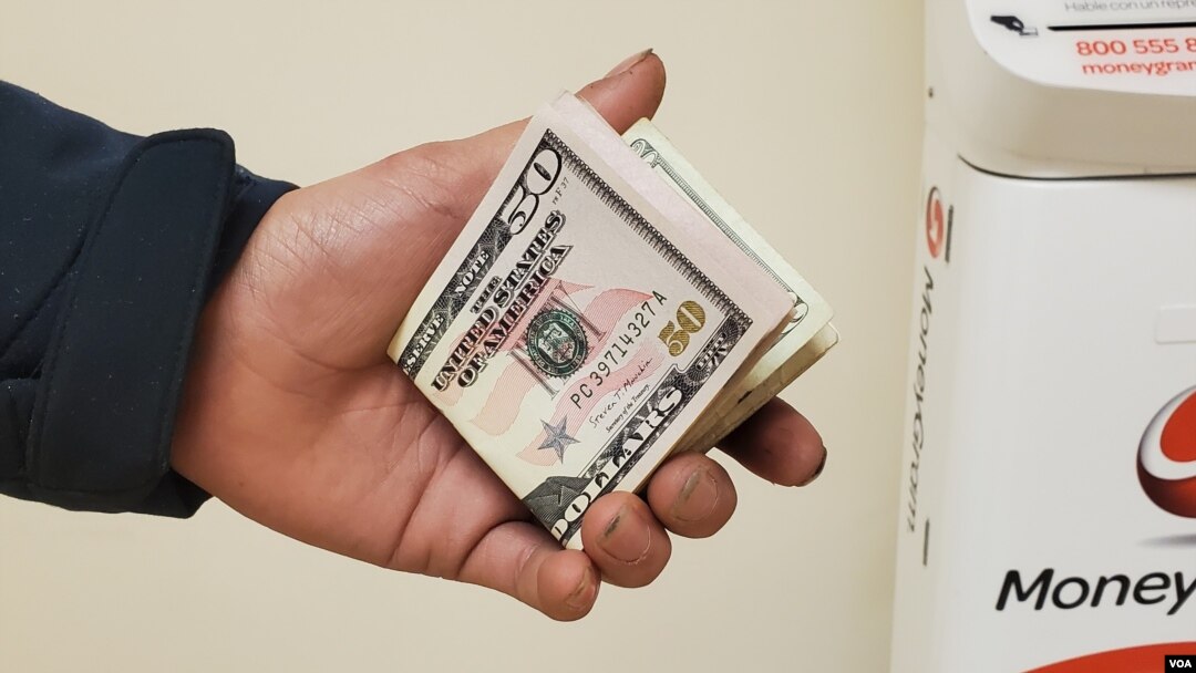 Un inmigrante salvadoreño se apresta a enviar dinero desde una agencia de envío en las afueras de Washington DC. Los centroamericanos envían montos diferenciados en promedio para cada país: 500 guatemaltecos, 370 salvadoreños y 330 hondureños. (Foto VOA / Tomás Guevara)