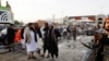 Para anggota pasukan Taliban tampak berada di lokasi ledakan di Kabul, Afghanistan, pada 6 Agustus 2022. (Foto: Reuters/Ali Khara) 