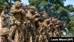 Фахівці армії Великої Британії тренують українських військових поблизу Манчестера, Велика Британія. Фото зроблене 7 липня 2022 року. (Луїс Вуд/Pool via AP) 