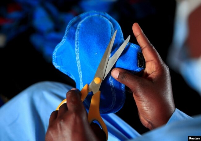 Seorang petugas tengah membuat pembalut di Bonda Women Craft Centre, perusahaan manufaktur pembalut wanita yang dapat digunakan kembali di distrik Mutasa, Mutare, Zimbabwe, 13 Juli 2022. (REUTERS/Philimon Bulawayo)