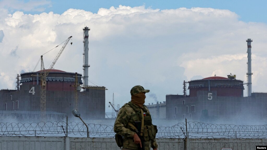 Binh lính Nga đang canh gác nhà máy điện hạt nhân Zaporizhzhia 