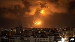 Sejumlah roket ditembakkan dari arah Palestina ke Kota Gaza, Israel, Sabtu, 6 Agustus 2022. (Foto: Fatima Shbair/AP)