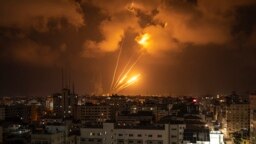 Roket-roket yang ditembakan militan Palestina ke arah Israel, di Kota Gaza, 6 Agustus 2022. (Foto: Fatima Shbair/AP Photo)