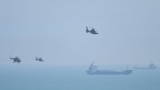Máy bay trực thăng quân sự của Trung Quốc bay qua đảo Pingtan, một trong những điểm gần nhất với Trung Quốc đại lục từ Đài Loan, ở tỉnh Phúc Kiến vào ngày 4 tháng 8 năm 2022. (Ảnh của Hector RETAMAL / AFP)