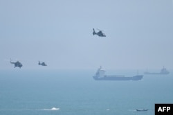 지난달 중국에서 타이완에 가장 가까운 지점인 핑탄섬에서 중국 군용 헬기들이 훈련을 벌이고 있다. 멀리 타이완 선박이 보인다.