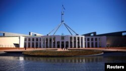 FILE - Halaman depan Gedung Parlemen Australia di Canberra, 16 Oktober 2017. (REUTERS/David Gray)