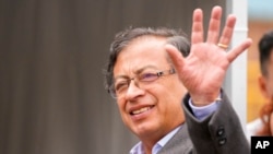 El entonces candidato presidencial Gustavo Petro saluda a su llegada para votar en una segunda vuelta presidencial en Bogotá, Colombia, el domingo 19 de junio de 2022. Petro tomará posesión el 7 de agosto.