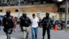 Felipe Diego Alonzo es escoltado por la policía después de ser detenido durante una operación contra la trata de personas cerca de la frontera con México, en el edificio judicial de la Ciudad de Guatemala, el 2 de agosto de 2022. REUTERS/Luis Echeverría