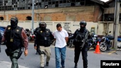 Felipe Diego Alonzo es escoltado por la policía después de ser detenido durante una operación contra la trata de personas cerca de la frontera con México, en el edificio judicial de la Ciudad de Guatemala, el 2 de agosto de 2022. REUTERS/Luis Echeverría