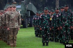 Prajurit TNI dan US Army berbaris bersama dalam upacara pembukaan Super Garuda Shield 2022 di Baturaja, Sumatera Selatan pada 3 Agustus 2022. (VOA/Indra Yoga)