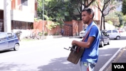 Con una caja de madera a cuestas con una rueda de amolar, José Martín, de 27 años, carga con la tradición familiar. [Foto: VOA]