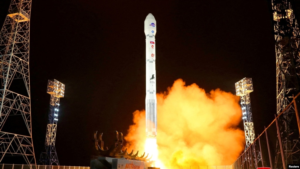 朝鲜官媒2023年发表自称成功地将间谍卫星送入轨道的图片。(photo:VOA)