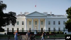 Le drapeau américain en berne au-dessus de la Maison-Blanche en l'honneur du sénateur John McCain, à Washington, le 26 août 2018.