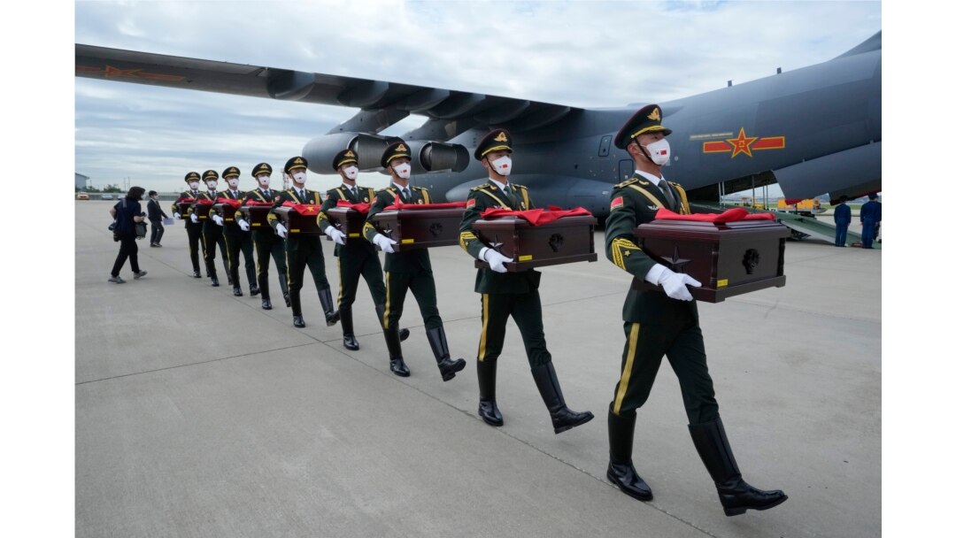 Tentara kehormatan China membawa peti yang berisi sisa-sisa jenazah tentara China, bergerak menuju pesawat kargo pada upacara serah terima di Bandara Internasional Incheon di Incheon, Korea Selatan, Kamis, 2 September 2021.