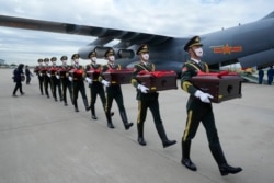 Tentara kehormatan China membawa peti yang berisi sisa-sisa jenazah tentara China, bergerak menuju pesawat kargo pada upacara serah terima di Bandara Internasional Incheon di Incheon, Korea Selatan, Kamis, 2 September 2021.