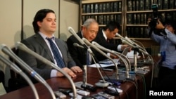 FILE - Mark Karpeles, left, chief executive of Mt. Gox, attends a news conference at the Tokyo District Court in Tokyo February 28, 2014. 