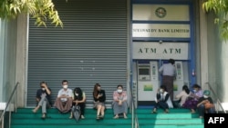 မှတ်တမ်းဓါတ်ပုံ- ဖေဖော်ဝါရီ ၂၃ ရက်နေ့က ATM စက်မှ ငွေထုတ်ဖို့ စောင့်နေသူများ 