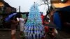 Vítimas do tufão Haiyan improvisam uma árvore de Natal com garrafas de água vazias. Cidade de Tacloban, Filipinas. Dez 24, 2013.