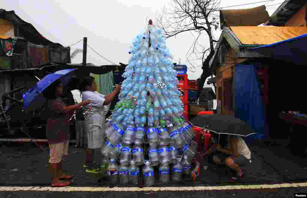 Milad bayramı ərəfəsində Haiyan tayfunu qurbanlarının xatirəsi anılır - Filippin, 24 dekabr, 2013 