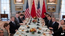 美国国务卿布林肯与中国外长王毅及其代表团在美国国务院举行会谈。(2023年10月27日)