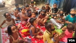 Anak-anak India belajar di ruang terbuka di tengah pandemi COVID-19 di pinggiran New Delhi, India. (foto: ilustrasi - Anjana Pasricha/VOA)