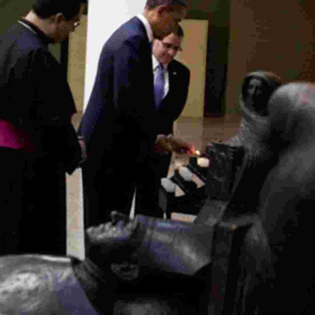 En El Salvador, el presidente Obama visita la tumba del padre Romero, March 22, 2011.