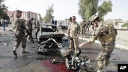Hiện trường sau một vụ đánh bom xe ở Kirkuk, 250 km (155 dặm) phía bắc Baghdad, ngày 19 tháng 4, 2012