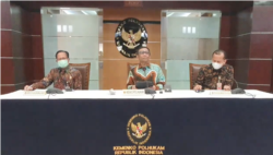 Menko Polhukam Mahfud MD saat menggelar konferensi pers di Jakarta, Jumat (11/6). (Foto: VOA/Sasmito Madrim)