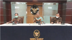 Menko Polhukam Mahfud MD saat menggelar konferensi pers di Jakarta, Jumat (11/6). (Foto: VOA/Sasmito Madrim)