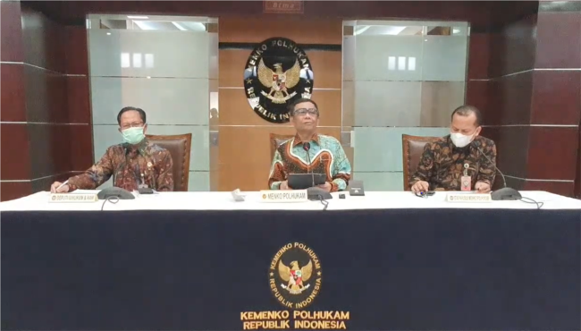 Menko Polhukam Mahfud MD saat menggelar konferensi pers di Jakarta, Jumat (11/6). (Foto: VOA/Sasmito Madrim)