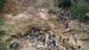 Rescatistas, residentes y voluntarios buscan víctimas después de un deslizamiento de tierra causado por fuertes lluvias en la ciudad costera de Guarujá, Brasil, el miércoles 4 de marzo de 2020.