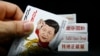 北京一家设计公司推出的一副中国众高官漫画扑克牌上的习近平（2014年8月28日）。2016年3月15日有消息说：“中国领导人卡通形象爆红网络。不少网友直呼：中国政治第一次如此有幽默感和亲切感，这也是中国未来复兴的重大写照。扑克是几位漫画爱好者创作的当代54位领导人漫像扑克，画龙点睛地描绘出诸如习近平打虎等经典形象。目前本扑克无法正式印刷发行”