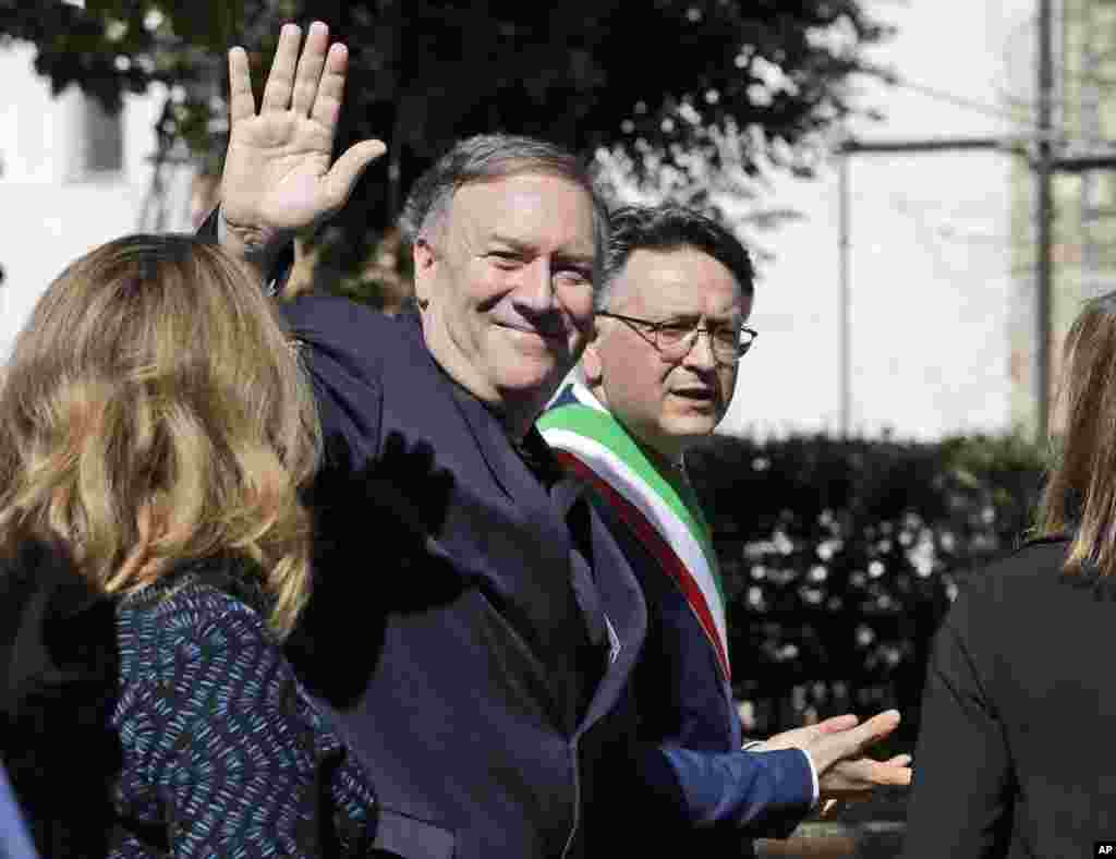 مایک پمپئو در کنار شهردار پاسنترو برای کسانی که برای دیدار او آمده&zwnj;اند،&zwnj;دست تکان می&zwnj;دهد