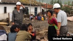 북한 함경북도 회령시의 홍수 피해지역 주민들이 피해 상황에 대해 이야기 하고 있다. 지난 9월 유엔이 공개한 북한 함경북도 수해 실사보고서에 첨부된 사진.