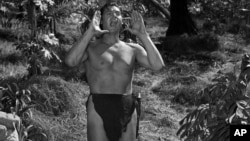 Johnny Weissmuller interpretando a Tarzán.