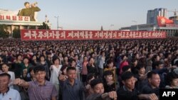 지난 2017년 9월 평양에서 열린 주민대회에 자력갱생을 강조하는 구호가 걸렸다.