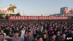 지난 2017년 9월 평양에서 열린 주민대회에 자력갱생을 강조하는 구호가 걸렸다.