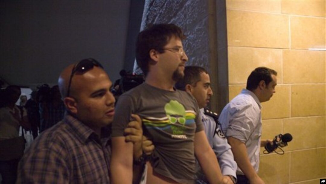 Petugas keamanan bandara Ben Gurion di dekat Tel Aviv, menangkap beberapa aktivis Israel pro-Palestine yang membawa spanduk bertuliskan: "Selamat Datang ke Palestina" untuk menyambut para aktivis perdamaian (15/4).