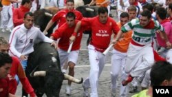 Los encierros de toros en Pamplona, España, se realizan ocho veces al año durante el popular festival de San Fermín.