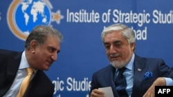 Chairman of the High Council for National Reconciliation of Afghanistan Abdullah Abdullah (R) and Pakistan's Foreign Minister Shah Mahmood Qureshi chat at an event at the Institute of Strategic Studies, in Islamabad, Pakistan, Sept. 29, 2020. 