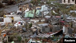 Rumah-rumah dekat bandara terlihat hancur akibat hantaman topan kuat Haiyan di kota Tacloban, Filipina tengah, 9 November 2013.