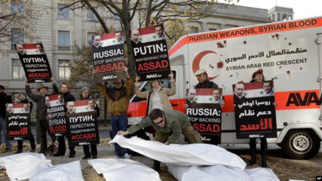 Para aktivis melakukan unjuk rasa di depan Kedutaan Rusia di Berlin, Jerman untuk memrotes penjualan senjata Rusia kepada Suriah (foto: dok.).