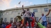 မူဂါဘီ နုတ်ထွက်မှုကြောင့် ဇင်ဘာဘွေ နိုင်ငံသားတွေ ပျော်ပွဲဆင်နွှဲ 