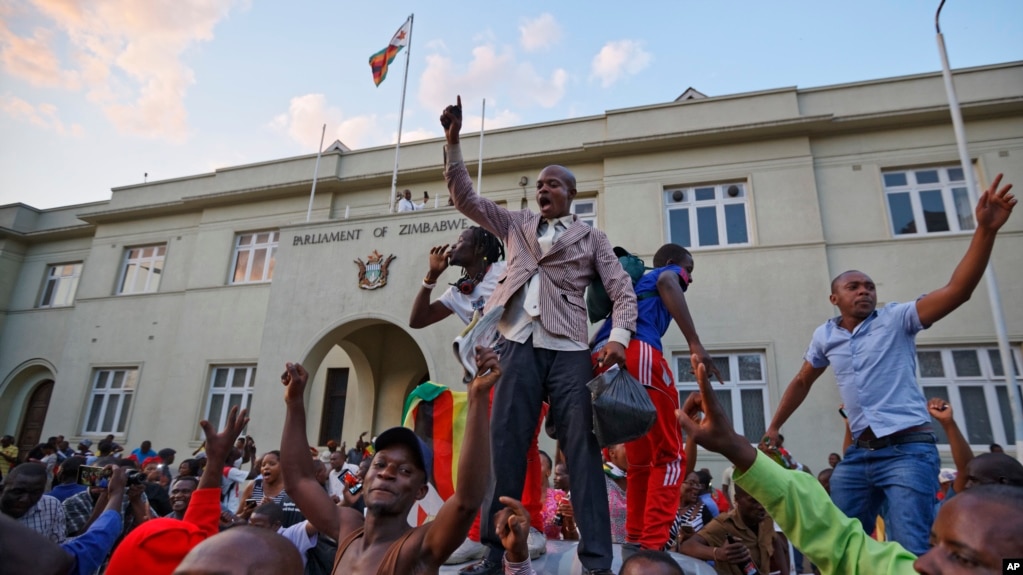 Dân Zimbabwe ăn mừng bên ngoài trụ sở Quốc hội ngay khi hay tin Tổng thống Robert Mugabe từ chức ngày 21/11/17. 