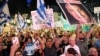Aksi demonstrasi menentang pemerintahan PM Israel Benjamin Netanyahu dan seruan pembebasan segera sandera di Gaza, di Tel Aviv, Israel Sabtu (22/6) lalu. 