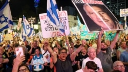 Aksi demonstrasi menentang pemerintahan PM Israel Benjamin Netanyahu dan seruan pembebasan segera sandera di Gaza, di Tel Aviv, Israel Sabtu (22/6) lalu. 