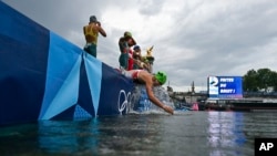 Atletas se preparan para competir en la carrera de natación en el río Sena durante el triatlón individual femenino en los Juegos Olímpicos de Verano de 2024, el 31 de julio de 2024, en París, Francia.