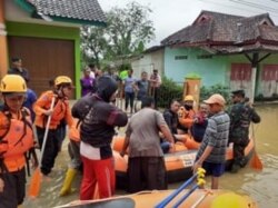 Belasan rumah rusak dalam tanah longsor di Kabupaten Tasikmalaya, Kabupaten Jawa Barat, pada Senin (13/9). (Courtesy: BPBD Kabupaten Tasikmalaya)